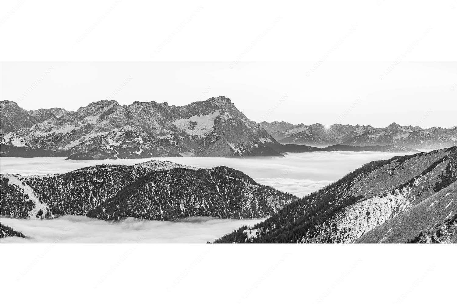 Blick aus dem Estergebirge über Nebelmeer und Wank zum Zugspitzmassiv
