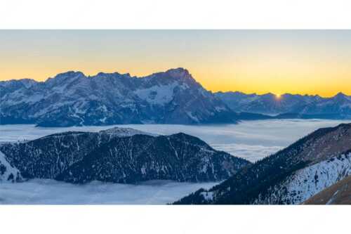 Blick aus dem Estergebirge über Nebelmeer und Wank zum Zugspitzmassiv - Letzter Blitzer - Seitenverhältnis 2:1 - Zugspitze Sonnenuntergang - weitere Infos unter https://www.kriner-weiermann.de