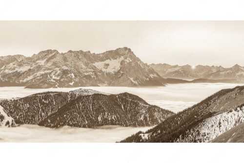 Blick aus dem Estergebirge über Nebelmeer und Wank zum Zugspitzmassiv - Letzter Blitzer - Seitenverhältnis 2:1 - Zugspitze Sonnenuntergang - weitere Infos unter https://www.kriner-weiermann.de