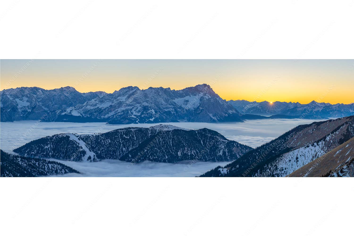 Letzter Blitzer – Seitenverhältnis 3:1 — Zugspitze Sonnenuntergang Blick aus dem Estergebirge über Nebelmeer und Wank zum Zugspitzmassiv