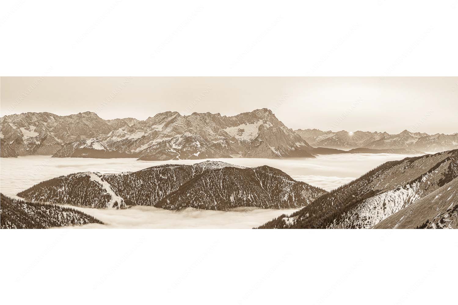Blick aus dem Estergebirge über Nebelmeer und Wank zum Zugspitzmassiv