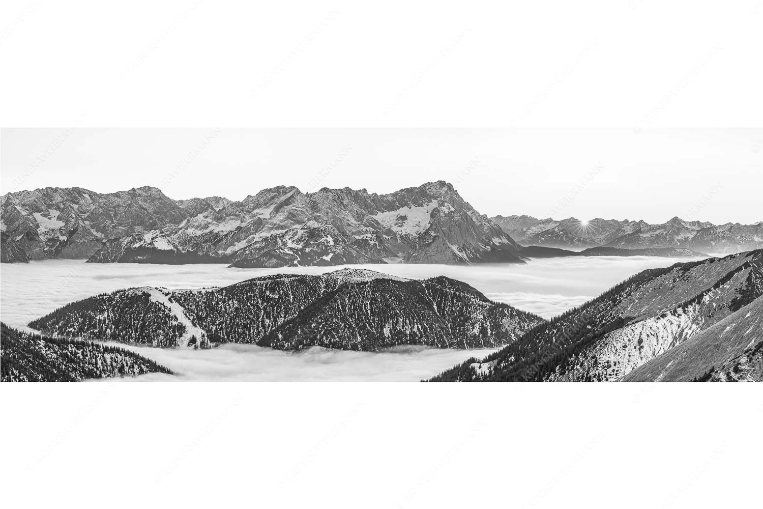 Letzter Blitzer – Seitenverhältnis 3:1 — Zugspitze Sonnenuntergang Blick aus dem Estergebirge über Nebelmeer und Wank zum Zugspitzmassiv