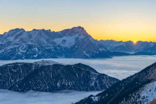 Blick aus dem Estergebirge über Nebelmeer und Wank zum Zugspitzmassiv - Letzter Blitzer - Seitenverhältnis 3:2 - Zugspitze Sonnenuntergang - weitere Infos unter https://www.kriner-weiermann.de