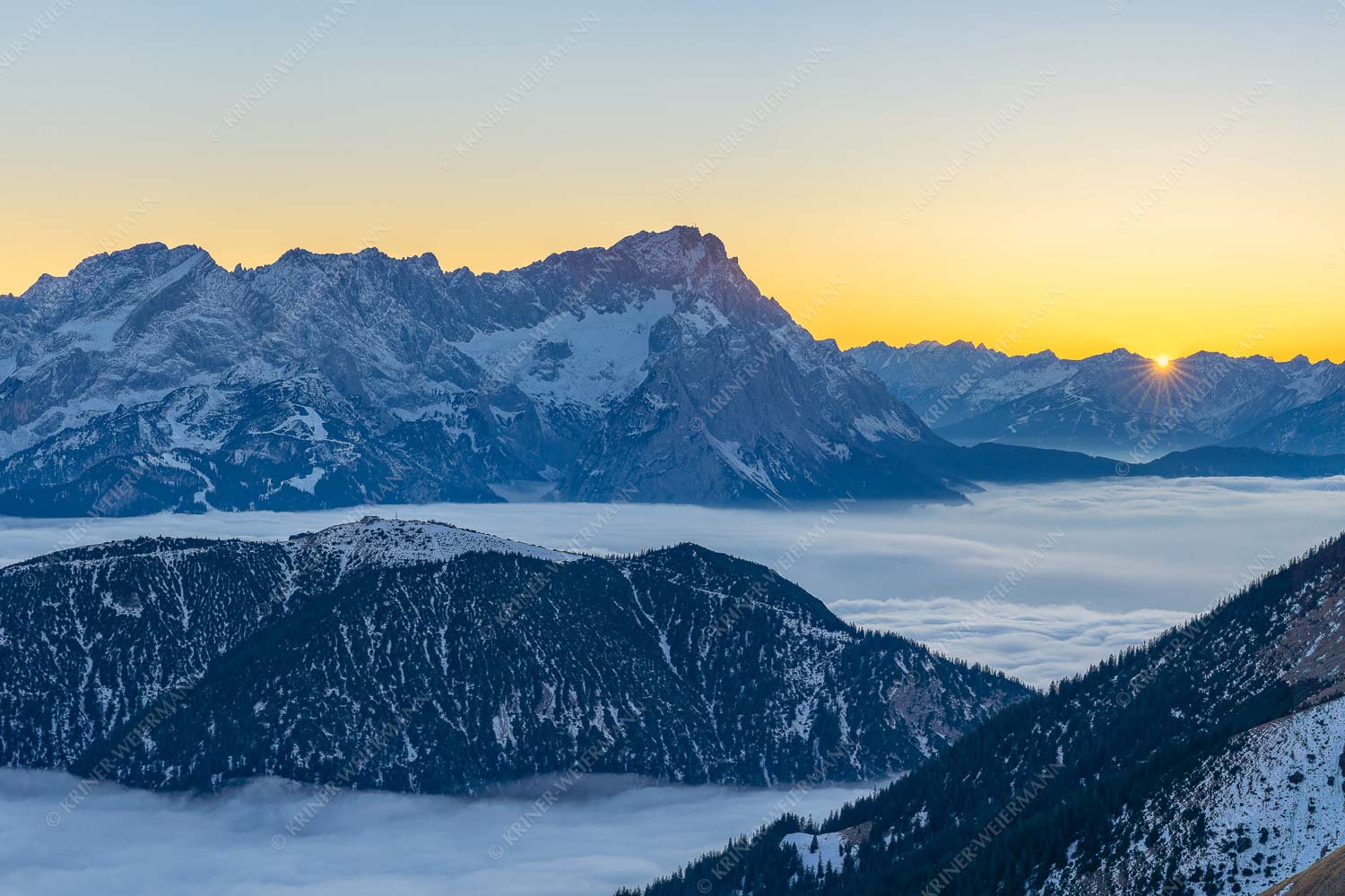 Letzter Blitzer – Seitenverhältnis 3:2 — Zugspitze Sonnenuntergang Blick aus dem Estergebirge über Nebelmeer und Wank zum Zugspitzmassiv