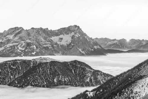 Blick aus dem Estergebirge über Nebelmeer und Wank zum Zugspitzmassiv - Letzter Blitzer - Seitenverhältnis 3:2 - Zugspitze Sonnenuntergang - weitere Infos unter https://www.kriner-weiermann.de