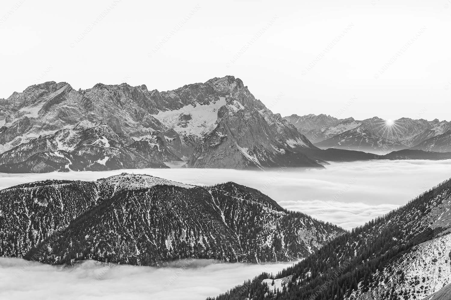 Letzter Blitzer – Seitenverhältnis 3:2 — Zugspitze Sonnenuntergang Blick aus dem Estergebirge über Nebelmeer und Wank zum Zugspitzmassiv