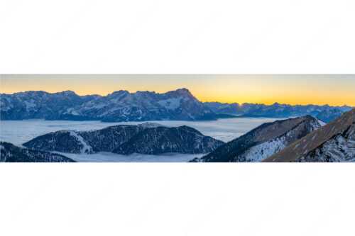 Blick aus dem Estergebirge über Nebelmeer und Wank zum Zugspitzmassiv - Letzter Blitzer - Seitenverhältnis 4:1 - Zugspitze Sonnenuntergang - weitere Infos unter https://www.kriner-weiermann.de