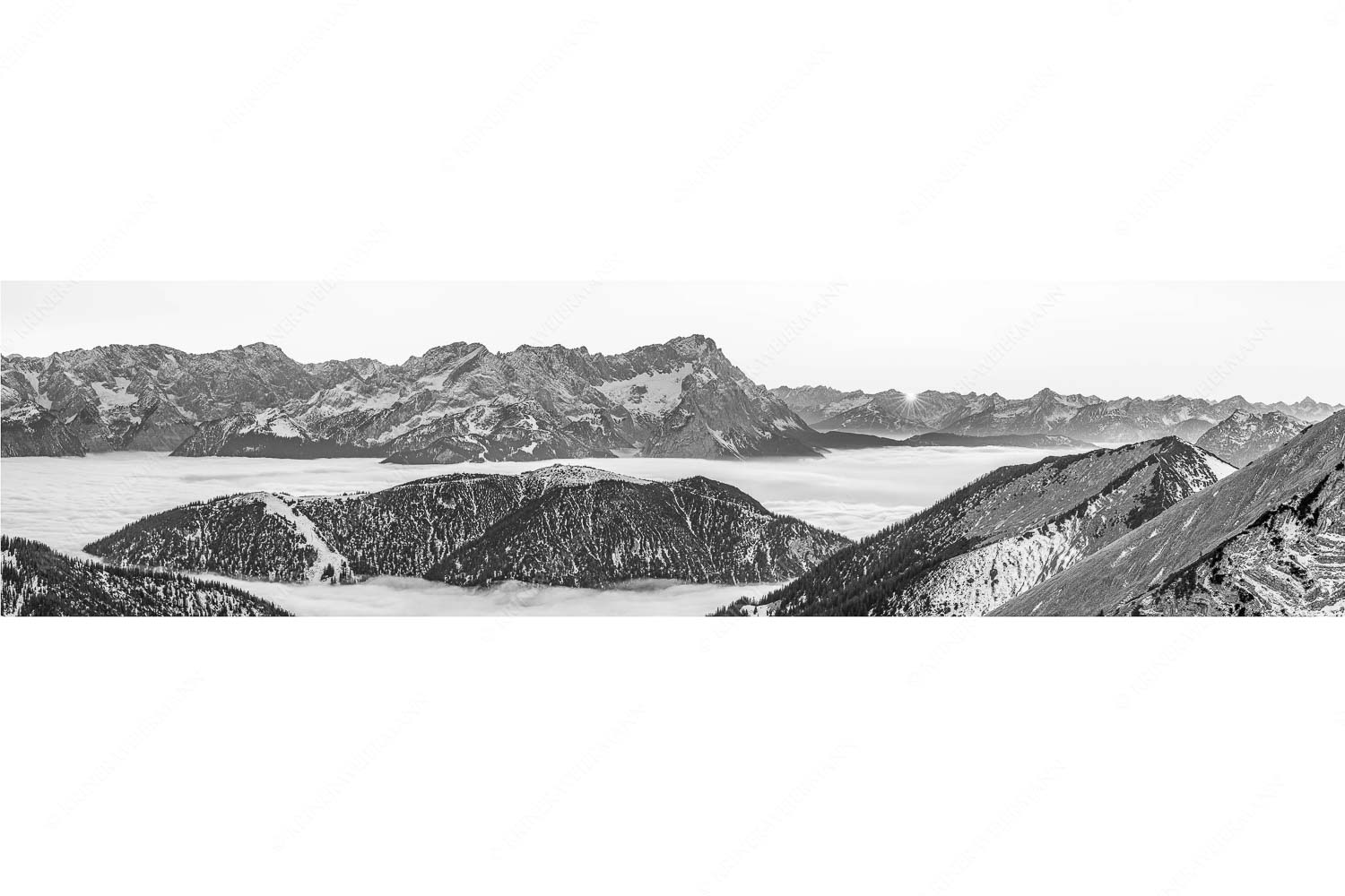 Letzter Blitzer – Seitenverhältnis 4:1 — Zugspitze Sonnenuntergang Blick aus dem Estergebirge über Nebelmeer und Wank zum Zugspitzmassiv