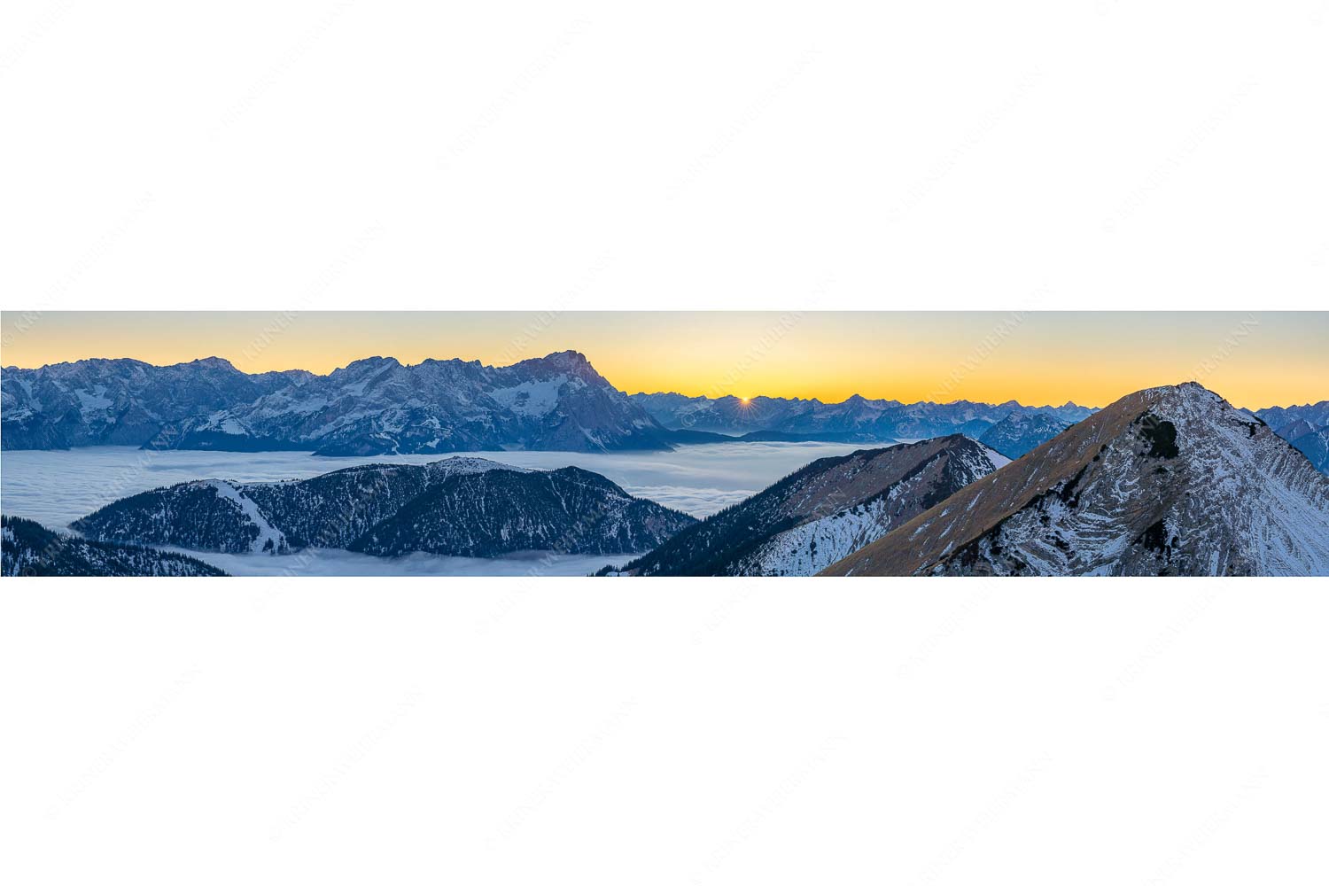 Letzter Blitzer – Seitenverhältnis 5:1 — Zugspitze Sonnenuntergang Blick aus dem Estergebirge über Nebelmeer und Wank zum Zugspitzmassiv
