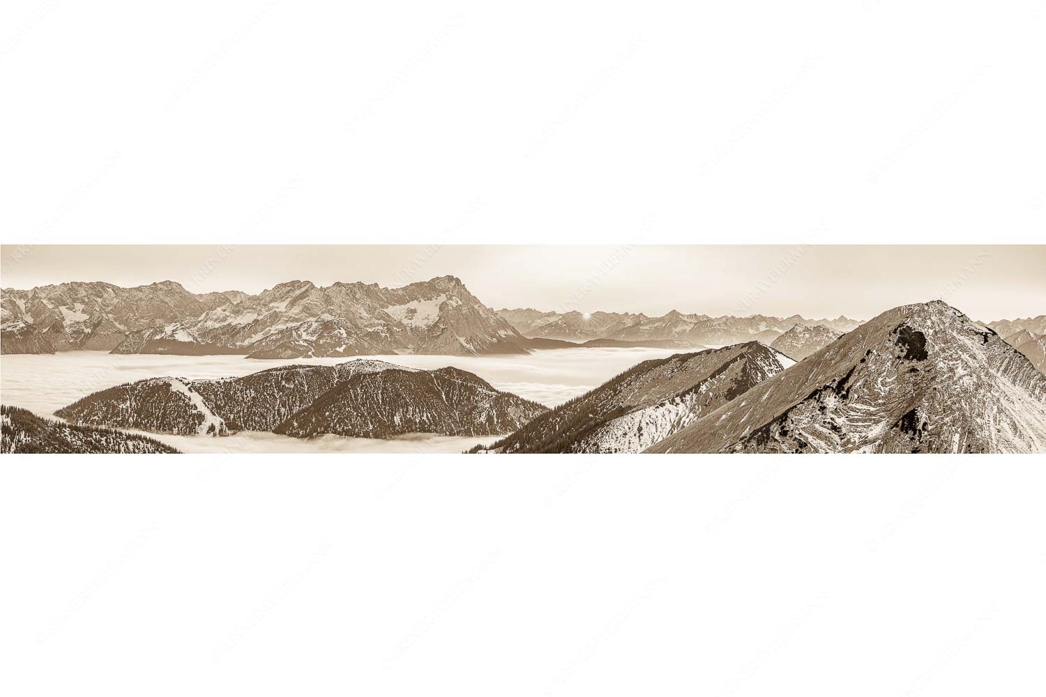 Letzter Blitzer – Seitenverhältnis 5:1 — Zugspitze Sonnenuntergang Blick aus dem Estergebirge über Nebelmeer und Wank zum Zugspitzmassiv