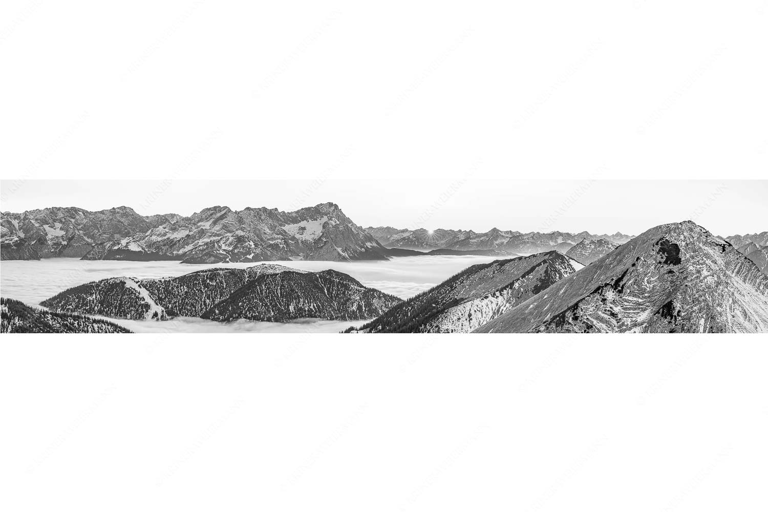 Letzter Blitzer – Seitenverhältnis 5:1 — Zugspitze Sonnenuntergang Blick aus dem Estergebirge über Nebelmeer und Wank zum Zugspitzmassiv