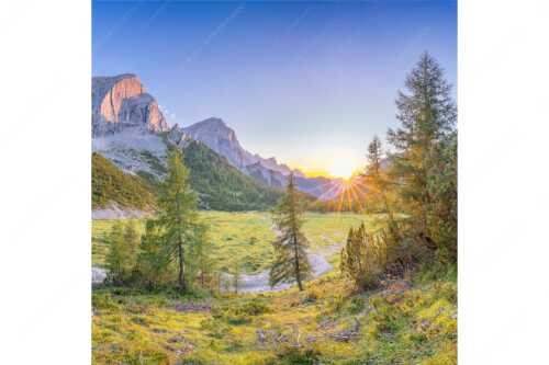 Blick zur Speckkarspitze und über den Halleranger im Karwendelgebirge - Letztes Licht am Anger - Seitenverhältnis 1:1 - Halleranger mit Speckkarspitze im Karwendel - weitere Infos unter https://www.kriner-weiermann.de