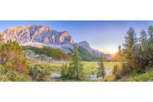 Blick zur Speckkarspitze und über den Halleranger im Karwendelgebirge - Letztes Licht am Anger - Seitenverhältnis 2,5:1 - Halleranger mit Speckkarspitze im Karwendel - weitere Infos unter https://www.kriner-weiermann.de