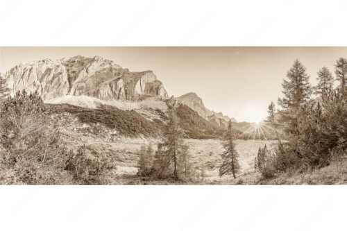 Blick zur Speckkarspitze und über den Halleranger im Karwendelgebirge - Letztes Licht am Anger - Seitenverhältnis 2,5:1 - Halleranger mit Speckkarspitze im Karwendel - weitere Infos unter https://www.kriner-weiermann.de