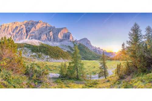 Blick zur Speckkarspitze und über den Halleranger im Karwendelgebirge - Letztes Licht am Anger - Seitenverhältnis 2:1 - Halleranger mit Speckkarspitze im Karwendel - weitere Infos unter https://www.kriner-weiermann.de
