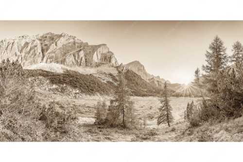 Blick zur Speckkarspitze und über den Halleranger im Karwendelgebirge - Letztes Licht am Anger - Seitenverhältnis 2:1 - Halleranger mit Speckkarspitze im Karwendel - weitere Infos unter https://www.kriner-weiermann.de