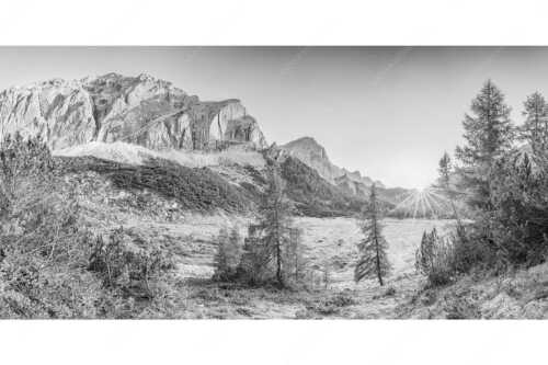 Blick zur Speckkarspitze und über den Halleranger im Karwendelgebirge - Letztes Licht am Anger - Seitenverhältnis 2:1 - Halleranger mit Speckkarspitze im Karwendel - weitere Infos unter https://www.kriner-weiermann.de
