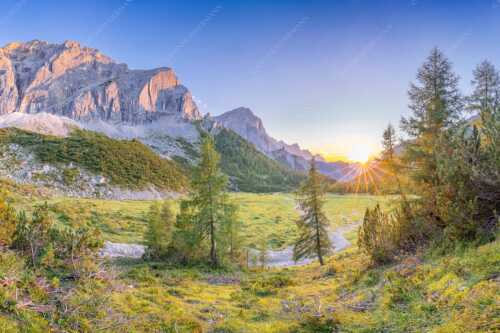 Blick zur Speckkarspitze und über den Halleranger im Karwendelgebirge - Letztes Licht am Anger - Seitenverhältnis 3:2 - Halleranger mit Speckkarspitze im Karwendel - weitere Infos unter https://www.kriner-weiermann.de