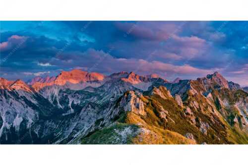Soierngebirge im letzten warmen Tageslicht mit Sonnenuntergang im Estergebirge - Letztes Licht - Seitenverhältnis 2:1 - Grandiose Abendstimmung im Soierngebirge - weitere Infos unter https://www.kriner-weiermann.de