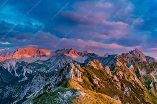 Soierngebirge im letzten warmen Tageslicht mit Sonnenuntergang im Estergebirge - Letztes Licht - Seitenverhältnis 3:2 - Grandiose Abendstimmung im Soierngebirge - weitere Infos unter https://www.kriner-weiermann.de