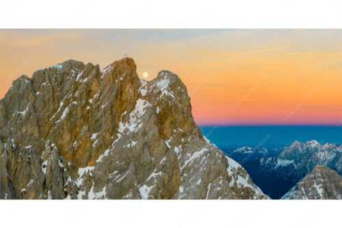 Vollmondaufgang an der Leutascher Dreitorspitze im Wettersteingebirge - Leutascher - Seitenverhältnis 2:1 - Leutascher Dreitorspitze Vollmond - weitere Infos unter https://www.kriner-weiermann.de
