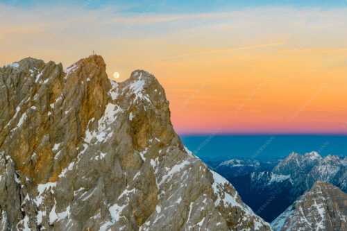 Vollmondaufgang an der Leutascher Dreitorspitze im Wettersteingebirge - Leutascher - Seitenverhältnis 3:2 - Leutascher Dreitorspitze Vollmond - weitere Infos unter https://www.kriner-weiermann.de