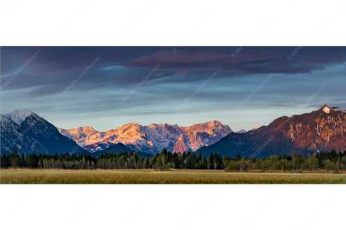 Blick von Murnau durchs Loisachtal zum Wettersteinmassiv mit Alpspitze und Zugspitze - Loisachtal - Seitenverhältnis 2,5:1 - Murnau bis zum Wetterstein - weitere Infos unter https://www.kriner-weiermann.de