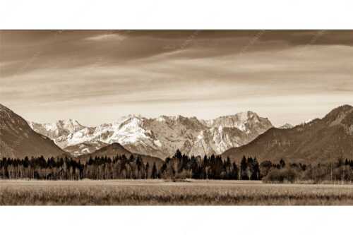 Blick von Murnau durchs Loisachtal zum Wettersteinmassiv mit Alpspitze und Zugspitze - Loisachtal - Seitenverhältnis 2:1 - Murnau bis zum Wetterstein - weitere Infos unter https://www.kriner-weiermann.de