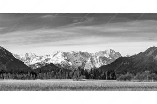 Blick von Murnau durchs Loisachtal zum Wettersteinmassiv mit Alpspitze und Zugspitze - Loisachtal - Seitenverhältnis 2:1 - Murnau bis zum Wetterstein - weitere Infos unter https://www.kriner-weiermann.de