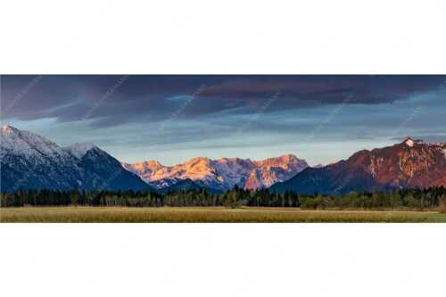 Blick von Murnau durchs Loisachtal zum Wettersteinmassiv mit Alpspitze und Zugspitze - Loisachtal - Seitenverhältnis 3:1 - Murnau bis zum Wetterstein - weitere Infos unter https://www.kriner-weiermann.de