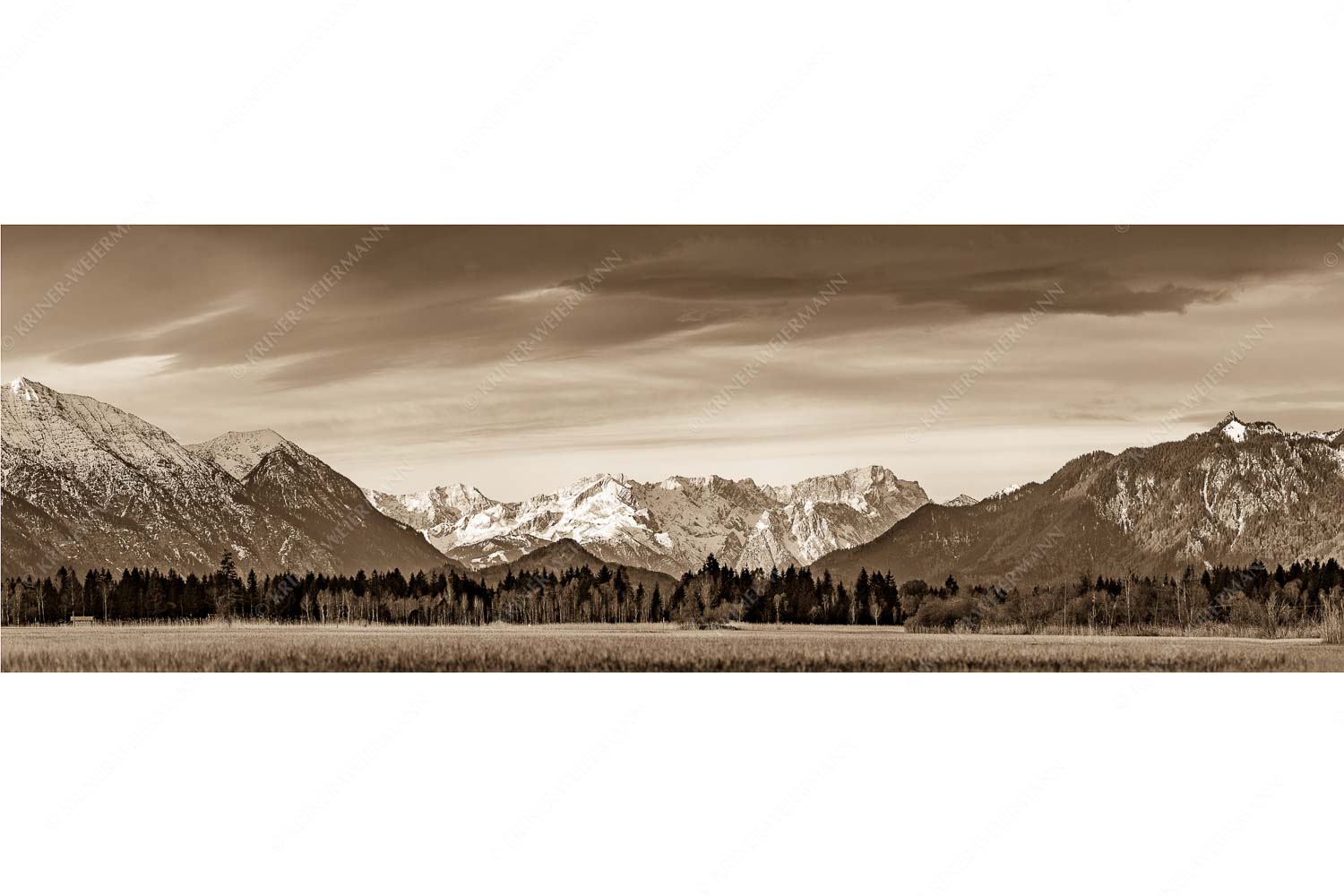 Blick von Murnau durchs Loisachtal zum Wettersteinmassiv mit Alpspitze und Zugspitze
