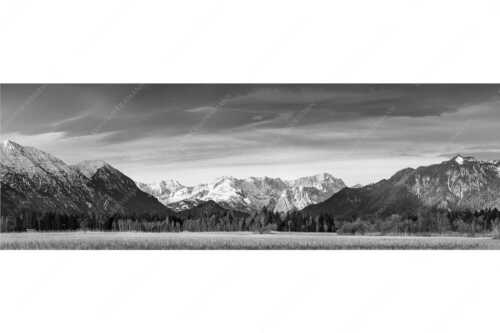 Blick von Murnau durchs Loisachtal zum Wettersteinmassiv mit Alpspitze und Zugspitze - Loisachtal - Seitenverhältnis 3:1 - Murnau bis zum Wetterstein - weitere Infos unter https://www.kriner-weiermann.de