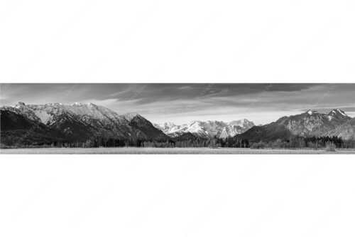 Blick von Murnau durchs Loisachtal zum Wettersteinmassiv mit Alpspitze und Zugspitze - Loisachtal - Seitenverhältnis 5:1 - Murnau bis zum Wetterstein - weitere Infos unter https://www.kriner-weiermann.de