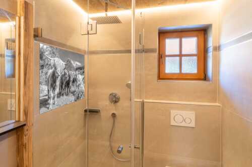 Jungvieh am Halleranger im Karwendelgebirge - Long und ohne Horn - Glasbild - Größe ca. 120x80cm, Seitenverhältnis 3:2 - Schottische Hochlandrinder im Karwendel - weitere Infos unter https://www.kriner-weiermann.de