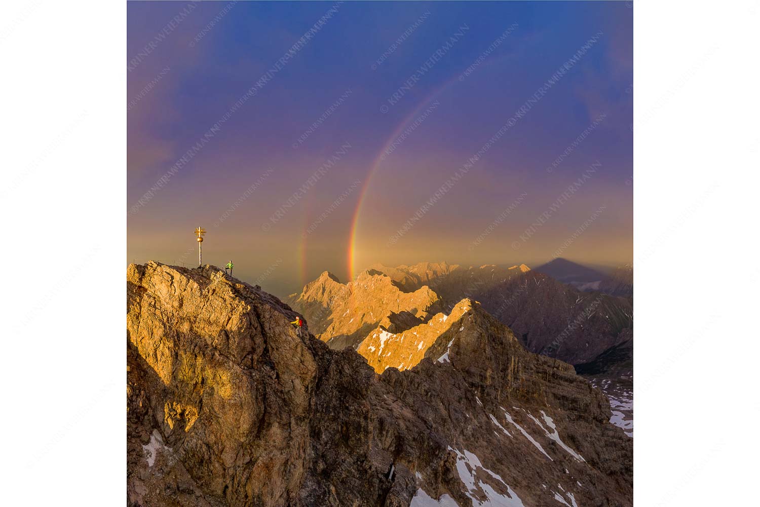 Magie – Seitenverhältnis 1:1 — Klettern an der Zugspitze Kletterer am Zugspitzgipfel. Blick über Gipfel und Jubiläumsgrat zur Alpspitze im Wettersteingebirge