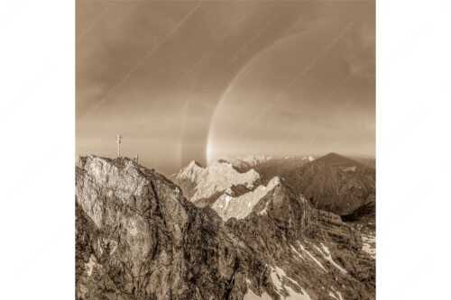 Kletterer am Zugspitzgipfel. Blick über Gipfel und Jubiläumsgrat zur Alpspitze im Wettersteingebirge - Magie - Seitenverhältnis 1:1 - Klettern an der Zugspitze - weitere Infos unter https://www.kriner-weiermann.de