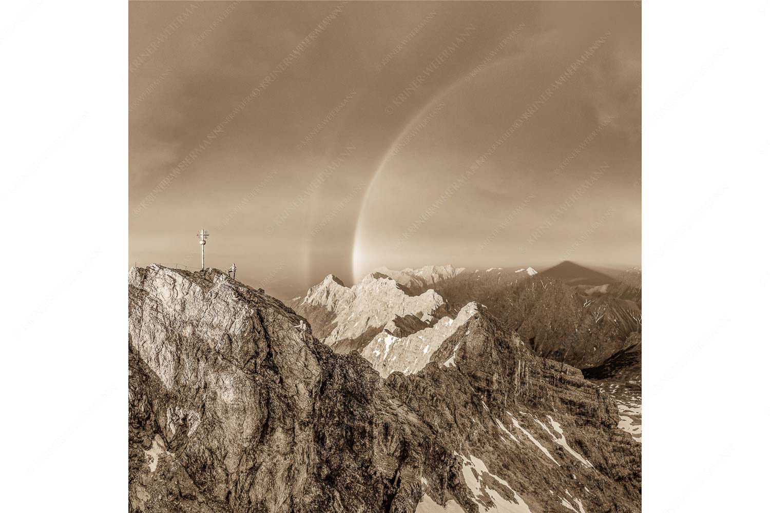 Magie – Seitenverhältnis 1:1 — Klettern an der Zugspitze Kletterer am Zugspitzgipfel. Blick über Gipfel und Jubiläumsgrat zur Alpspitze im Wettersteingebirge