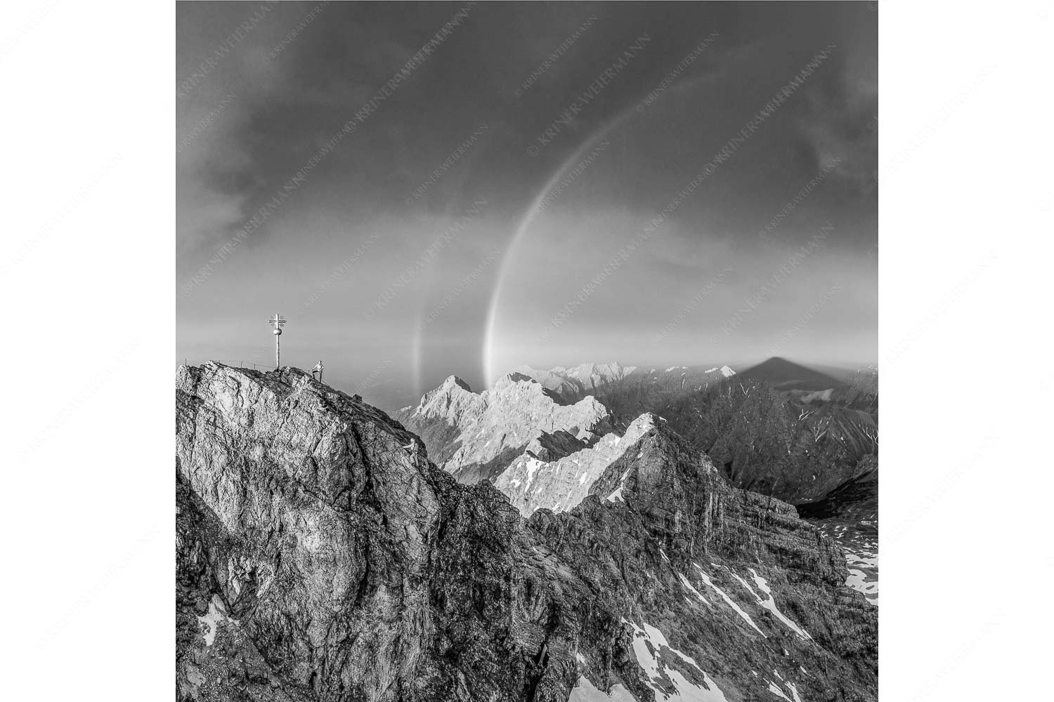 Magie – Seitenverhältnis 1:1 — Klettern an der Zugspitze Kletterer am Zugspitzgipfel. Blick über Gipfel und Jubiläumsgrat zur Alpspitze im Wettersteingebirge
