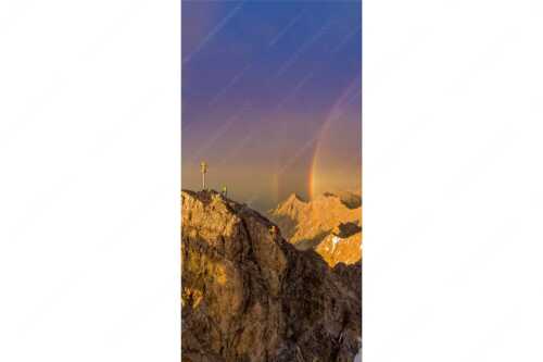 Kletterer am Zugspitzgipfel. Blick über Gipfel und Jubiläumsgrat zur Alpspitze im Wettersteingebirge - Magie - Seitenverhältnis 1:2 - Klettern an der Zugspitze - weitere Infos unter https://www.kriner-weiermann.de
