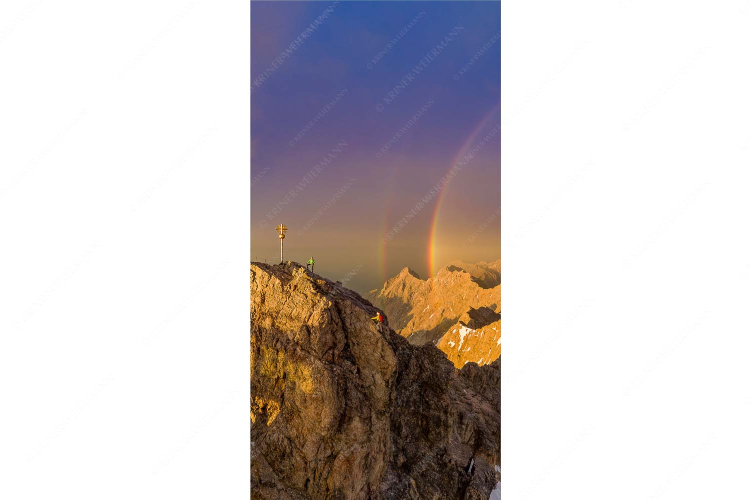 Magie – Seitenverhältnis 1:2 — Klettern an der Zugspitze Kletterer am Zugspitzgipfel. Blick über Gipfel und Jubiläumsgrat zur Alpspitze im Wettersteingebirge