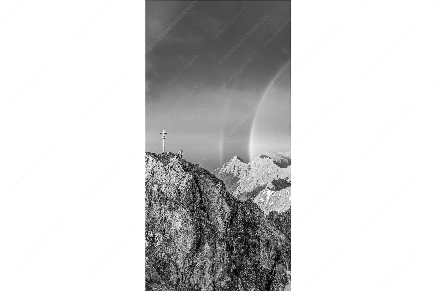 Magie – Seitenverhältnis 1:2 — Klettern an der Zugspitze Kletterer am Zugspitzgipfel. Blick über Gipfel und Jubiläumsgrat zur Alpspitze im Wettersteingebirge
