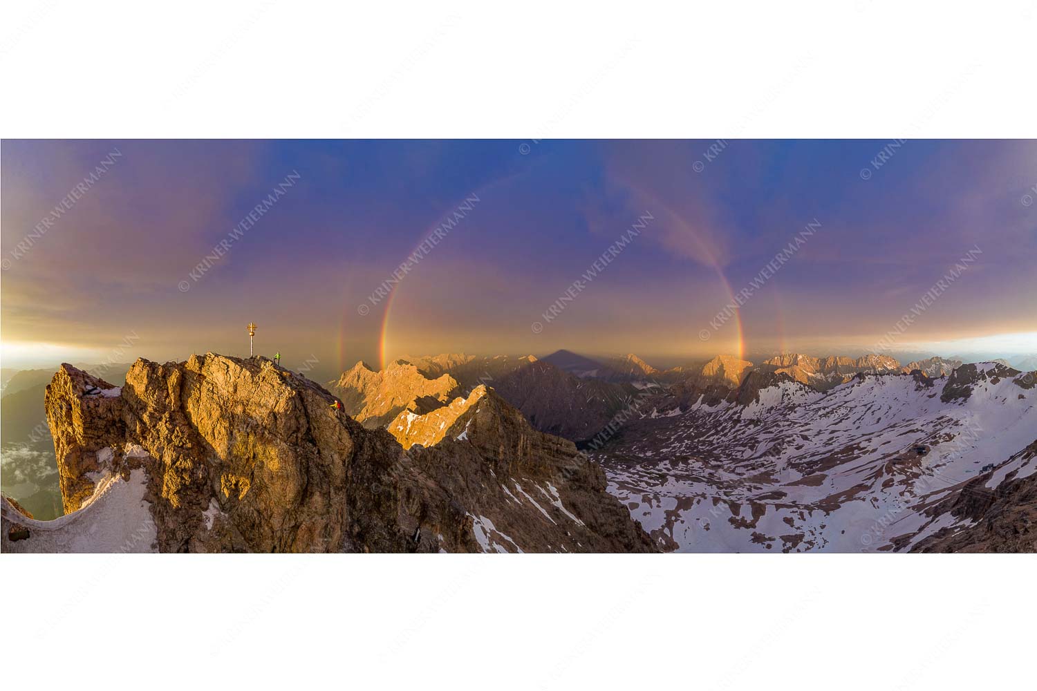 Magie – Seitenverhältnis 2,5:1 — Klettern an der Zugspitze Kletterer am Zugspitzgipfel. Blick über Gipfel und Jubiläumsgrat zur Alpspitze im Wettersteingebirge