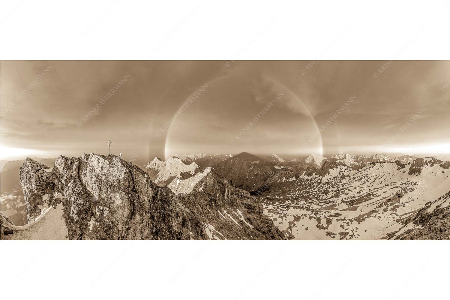 Magie – Seitenverhältnis 2,5:1 — Klettern an der Zugspitze Kletterer am Zugspitzgipfel. Blick über Gipfel und Jubiläumsgrat zur Alpspitze im Wettersteingebirge