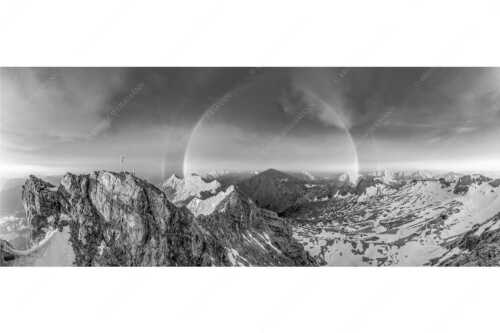 Kletterer am Zugspitzgipfel. Blick über Gipfel und Jubiläumsgrat zur Alpspitze im Wettersteingebirge - Magie - Seitenverhältnis 2,5:1 - Klettern an der Zugspitze - weitere Infos unter https://www.kriner-weiermann.de