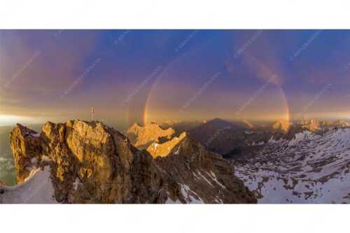 Kletterer am Zugspitzgipfel. Blick über Gipfel und Jubiläumsgrat zur Alpspitze im Wettersteingebirge - Magie - Seitenverhältnis 2:1 - Klettern an der Zugspitze - weitere Infos unter https://www.kriner-weiermann.de