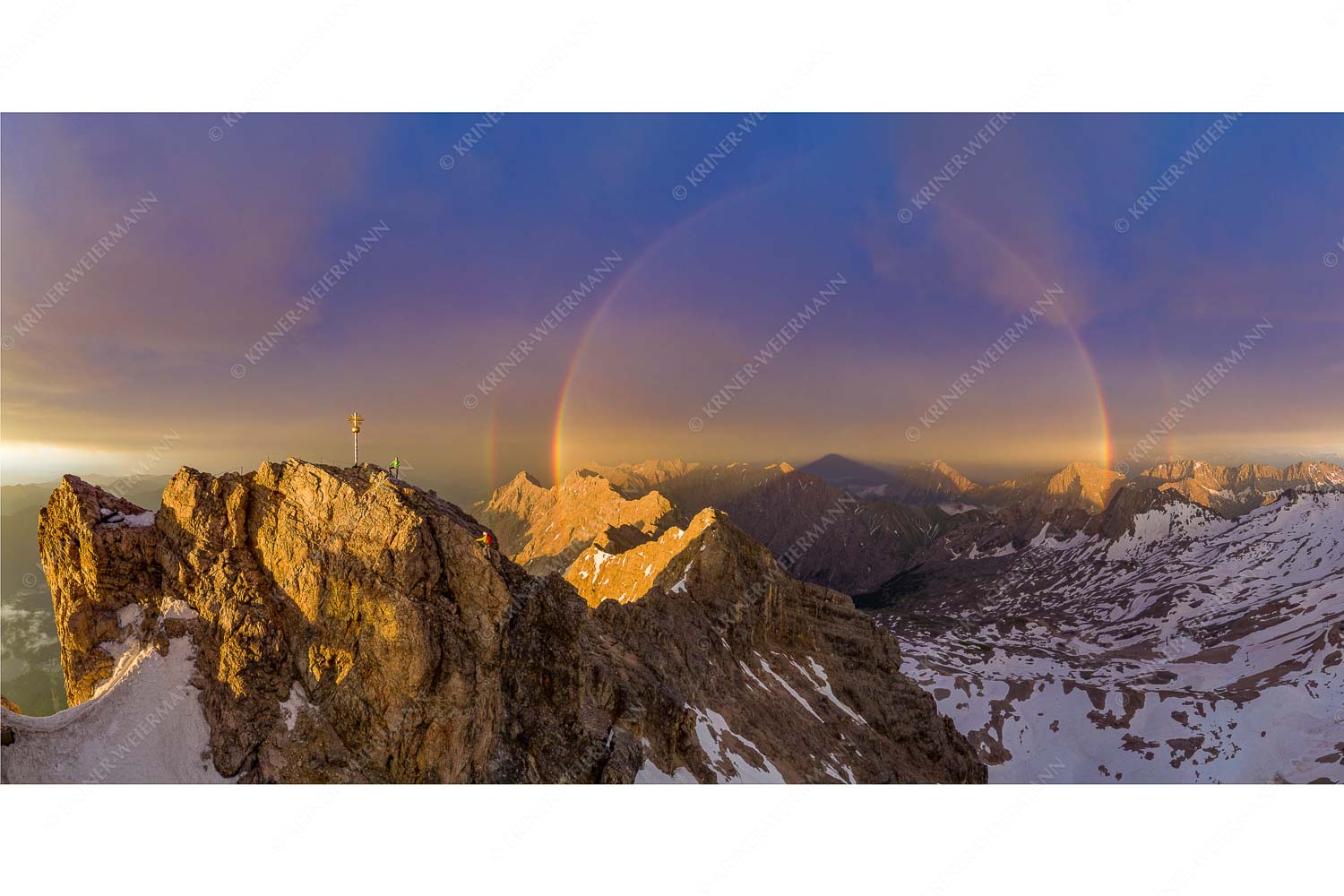 Magie – Seitenverhältnis 2:1 — Klettern an der Zugspitze Kletterer am Zugspitzgipfel. Blick über Gipfel und Jubiläumsgrat zur Alpspitze im Wettersteingebirge