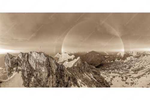 Kletterer am Zugspitzgipfel. Blick über Gipfel und Jubiläumsgrat zur Alpspitze im Wettersteingebirge - Magie - Seitenverhältnis 2:1 - Klettern an der Zugspitze - weitere Infos unter https://www.kriner-weiermann.de