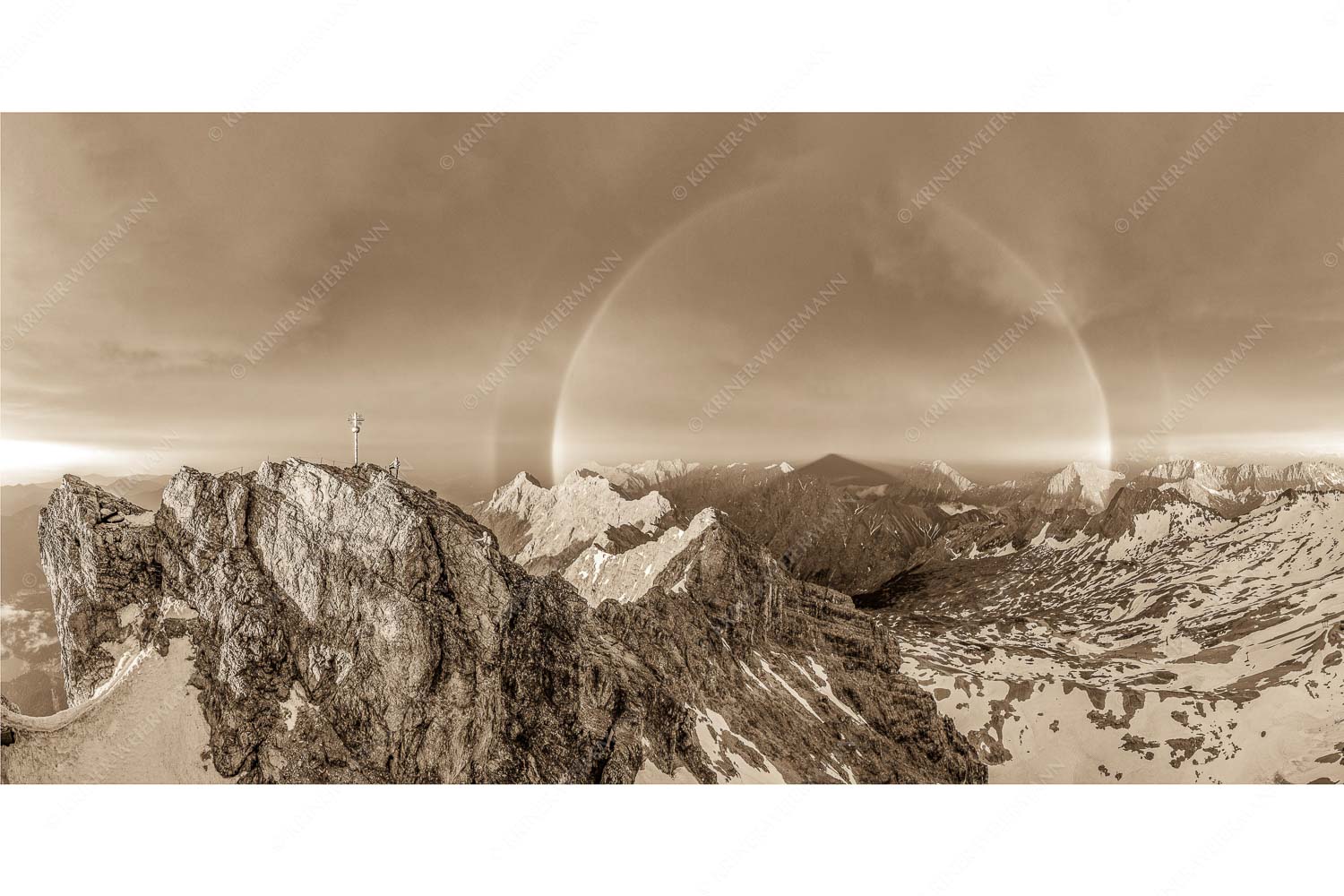 Magie – Seitenverhältnis 2:1 — Klettern an der Zugspitze Kletterer am Zugspitzgipfel. Blick über Gipfel und Jubiläumsgrat zur Alpspitze im Wettersteingebirge