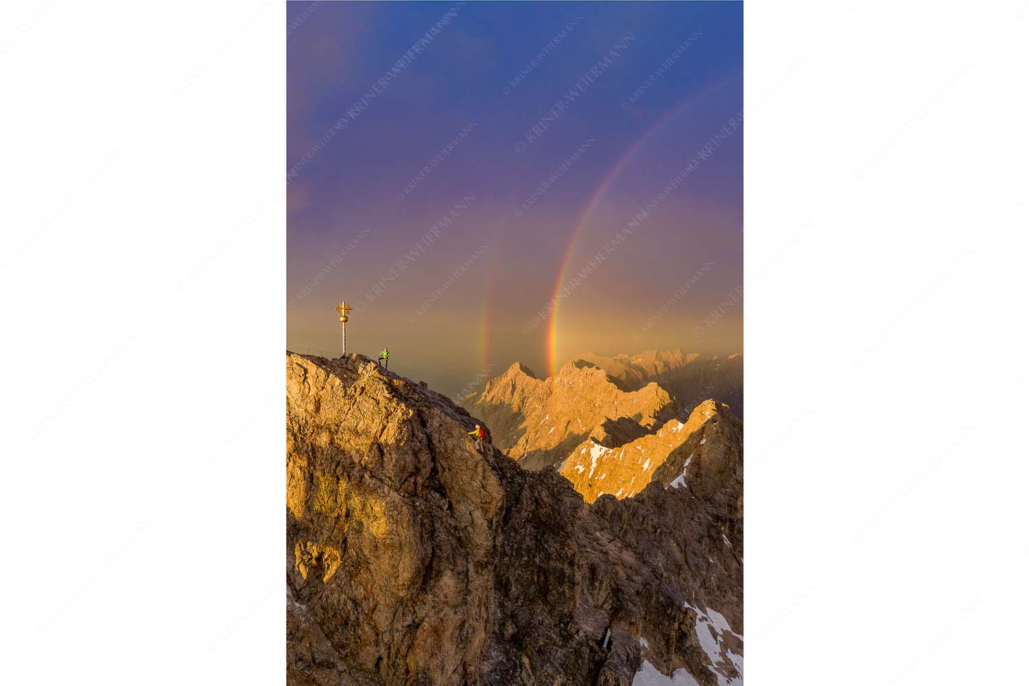 Magie – Seitenverhältnis 2:3 — Klettern an der Zugspitze Kletterer am Zugspitzgipfel. Blick über Gipfel und Jubiläumsgrat zur Alpspitze im Wettersteingebirge