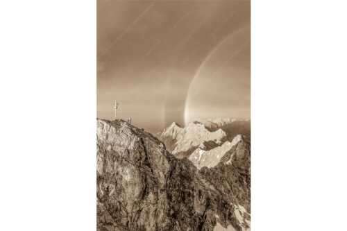 Kletterer am Zugspitzgipfel. Blick über Gipfel und Jubiläumsgrat zur Alpspitze im Wettersteingebirge - Magie - Seitenverhältnis 2:3 - Klettern an der Zugspitze - weitere Infos unter https://www.kriner-weiermann.de